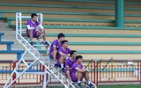 Công Phượng xỏ găng làm thủ môn trước trận gặp Campuchia