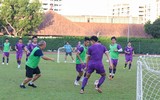 Công Phượng xỏ găng làm thủ môn trước trận gặp Campuchia