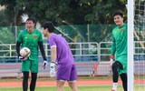 Công Phượng xỏ găng làm thủ môn trước trận gặp Campuchia