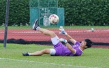 Công Phượng xỏ găng làm thủ môn trước trận gặp Campuchia