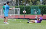 Công Phượng xỏ găng làm thủ môn trước trận gặp Campuchia
