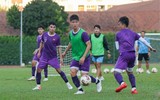 Công Phượng xỏ găng làm thủ môn trước trận gặp Campuchia