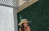 Ngất ngây vẻ đẹp mẹ đơn thân bạn gái mới của Chicharito