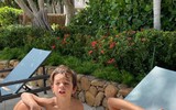 Ngất ngây vẻ đẹp mẹ đơn thân bạn gái mới của Chicharito