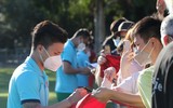 Quang Hải, Công Phượng 'mỏi tay' ký tặng người hâm mộ ở Australia