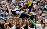 Real Madrid diễu hành mừng vô địch giữa biển người