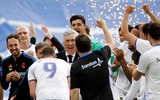 Real Madrid diễu hành mừng vô địch giữa biển người