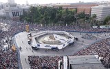 Real Madrid diễu hành mừng vô địch giữa biển người