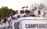 Real Madrid diễu hành mừng vô địch giữa biển người
