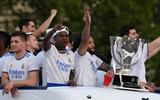 Real Madrid diễu hành mừng vô địch giữa biển người