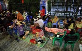 Người hâm mộ nghẹt thở chen nhau mua vé xem U23 Việt Nam