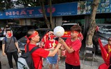 CĐV ngập trong sắc đỏ đổ về sân Việt Trì 'tiếp lửa' U23 Việt Nam
