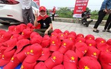 CĐV ngập trong sắc đỏ đổ về sân Việt Trì 'tiếp lửa' U23 Việt Nam