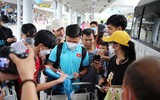 Quang Hải, Hoàng Đức... được fan nữ 'bủa vây' khi đến TP.HCM