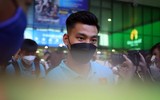 Quang Hải, Hoàng Đức... được fan nữ 'bủa vây' khi đến TP.HCM