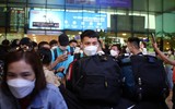 Quang Hải, Hoàng Đức... được fan nữ 'bủa vây' khi đến TP.HCM