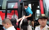 Quang Hải, Hoàng Đức... được fan nữ 'bủa vây' khi đến TP.HCM