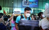 Quang Hải, Hoàng Đức... được fan nữ 'bủa vây' khi đến TP.HCM