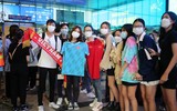 Quang Hải, Hoàng Đức... được fan nữ 'bủa vây' khi đến TP.HCM