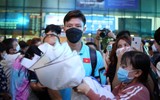 Quang Hải, Hoàng Đức... được fan nữ 'bủa vây' khi đến TP.HCM
