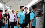 Quang Hải, Hoàng Đức... được fan nữ 'bủa vây' khi đến TP.HCM