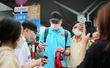 Quang Hải, Hoàng Đức... được fan nữ 'bủa vây' khi đến TP.HCM