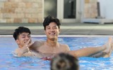 Các tuyển thủ U23 Việt Nam đẹp như 'nam thần' ở bể bơi