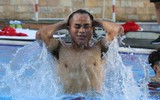 Các tuyển thủ U23 Việt Nam đẹp như 'nam thần' ở bể bơi