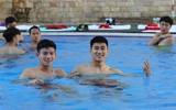 Các tuyển thủ U23 Việt Nam đẹp như 'nam thần' ở bể bơi