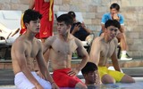 Các tuyển thủ U23 Việt Nam đẹp như 'nam thần' ở bể bơi