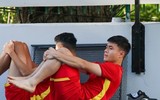 Các tuyển thủ U23 Việt Nam đẹp như 'nam thần' ở bể bơi