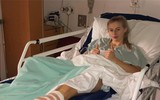 Cơ thể gợi cảm của nữ tuyển thủ Anh cởi áo ăn mừng gây sốt