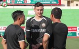 Đặng Văn Lâm đi cùng bạn gái ra mắt CLB Bình Định