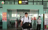 Đặng Văn Lâm đi cùng bạn gái ra mắt CLB Bình Định