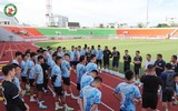 Đặng Văn Lâm đi cùng bạn gái ra mắt CLB Bình Định