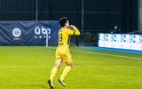 Quang Hải hành động đẹp với bạn gái trên khán đài