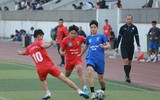 Cô giáo trẻ bật khóc khi chứng kiến các học trò dừng bước
