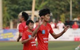 Cô giáo trẻ bật khóc khi chứng kiến các học trò dừng bước