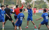 Cô giáo trẻ bật khóc khi chứng kiến các học trò dừng bước