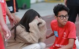 Cô giáo trẻ bật khóc khi chứng kiến các học trò dừng bước