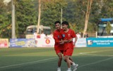 Cô giáo trẻ bật khóc khi chứng kiến các học trò dừng bước