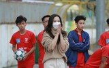 Cô giáo trẻ bật khóc khi chứng kiến các học trò dừng bước