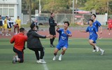 Cô giáo trẻ bật khóc khi chứng kiến các học trò dừng bước