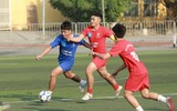 Cầu thủ trường Xuân Mai được bạn nữ an ủi sau trận thua THPT Nguyễn Tất Thành