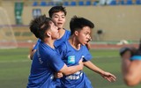 Cầu thủ trường Xuân Mai được bạn nữ an ủi sau trận thua THPT Nguyễn Tất Thành