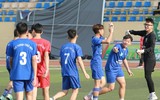 Cầu thủ trường Xuân Mai được bạn nữ an ủi sau trận thua THPT Nguyễn Tất Thành
