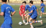 Cầu thủ trường Xuân Mai được bạn nữ an ủi sau trận thua THPT Nguyễn Tất Thành