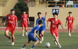 Cầu thủ trường Xuân Mai được bạn nữ an ủi sau trận thua THPT Nguyễn Tất Thành