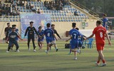 Cầu thủ trường Xuân Mai được bạn nữ an ủi sau trận thua THPT Nguyễn Tất Thành