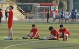 Cầu thủ trường Xuân Mai được bạn nữ an ủi sau trận thua THPT Nguyễn Tất Thành
